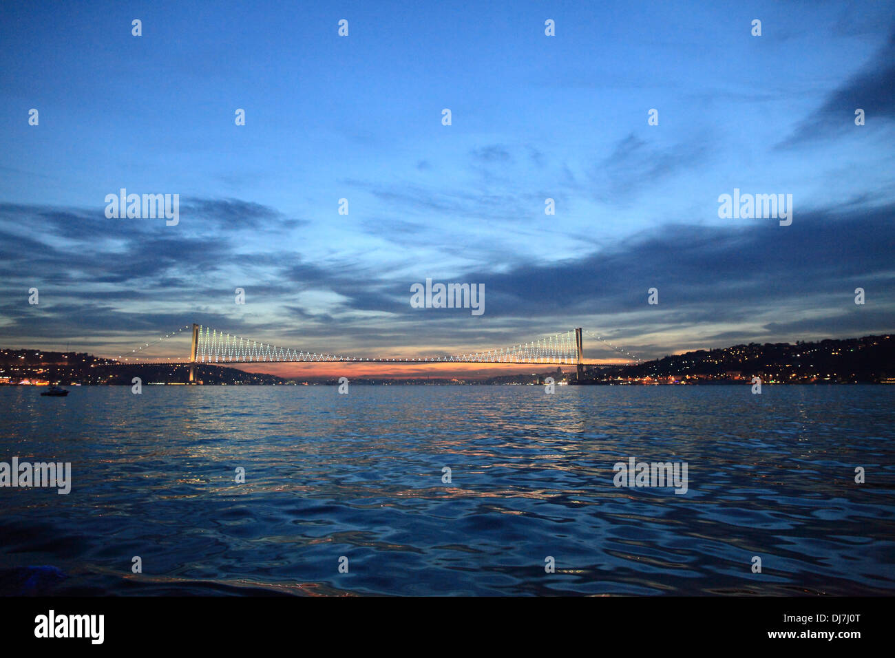 Pont sur le Bosphore à Istanbul tout droit Banque D'Images