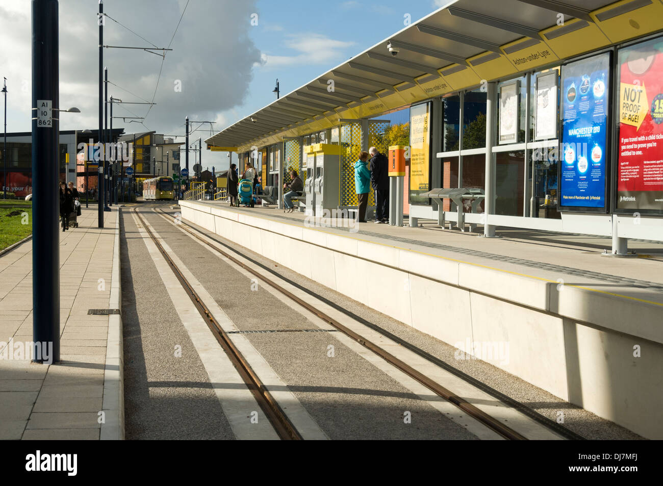 En vertu de l'Ashton Lyne tramway Metrolink, sur l'Est de la ligne de Manchester, Tameside, Manchester, Angleterre, RU Banque D'Images