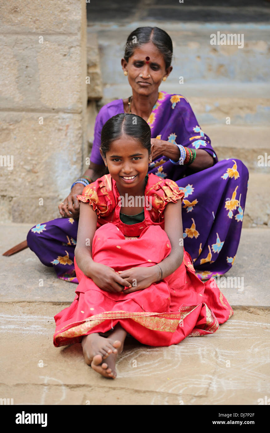 Grand mère faire les cheveux de sa petite fille l'Andhra Pradesh, Inde Banque D'Images