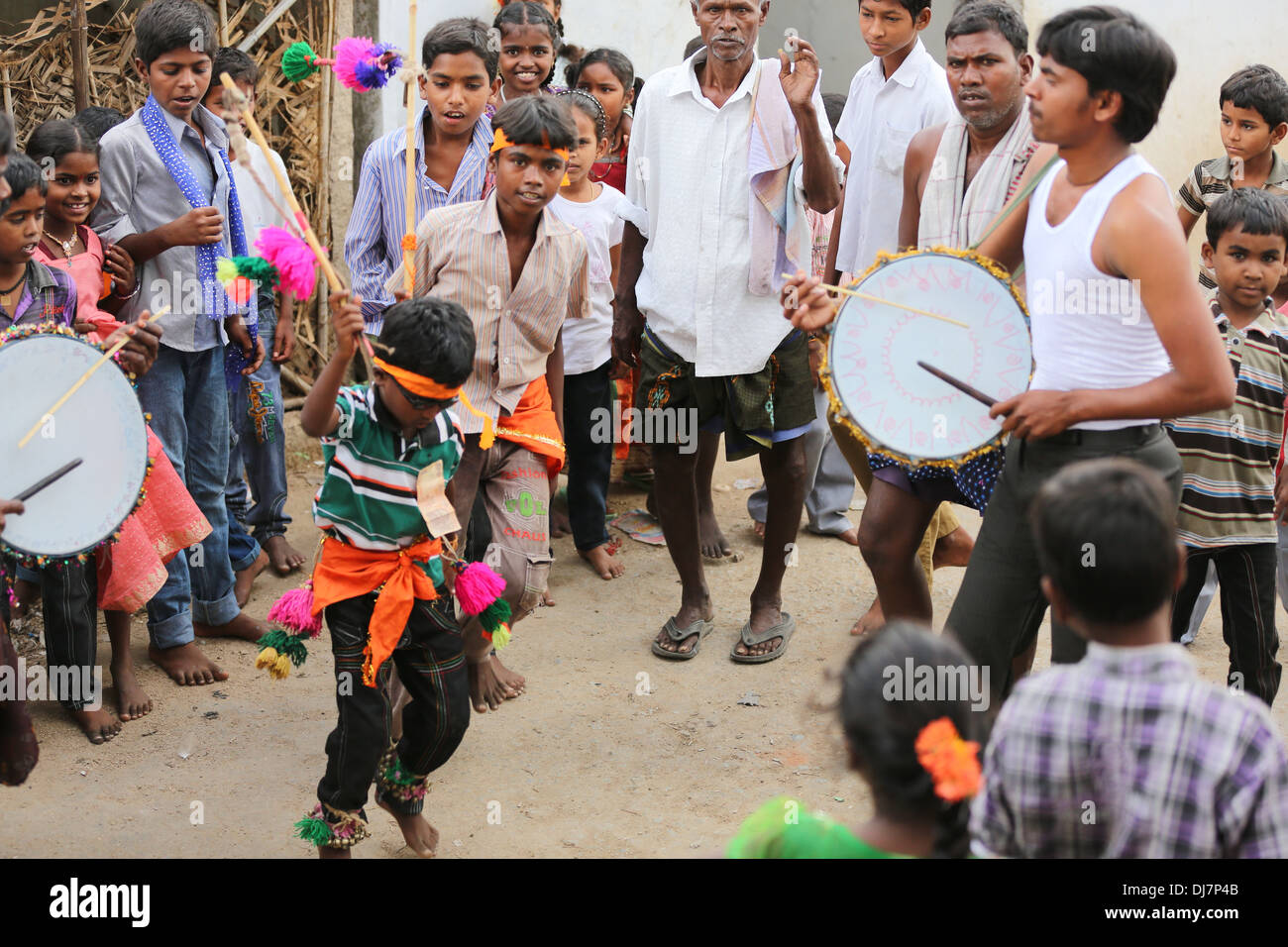 Au cours de danse enfants fête du village rural de l'Andhra Pradesh en Inde Banque D'Images