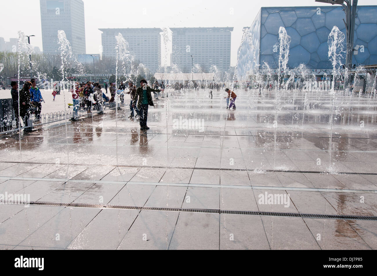Fontaines en face du Centre national de natation de Pékin communément connu sous le nom de Cube de l'eau Banque D'Images