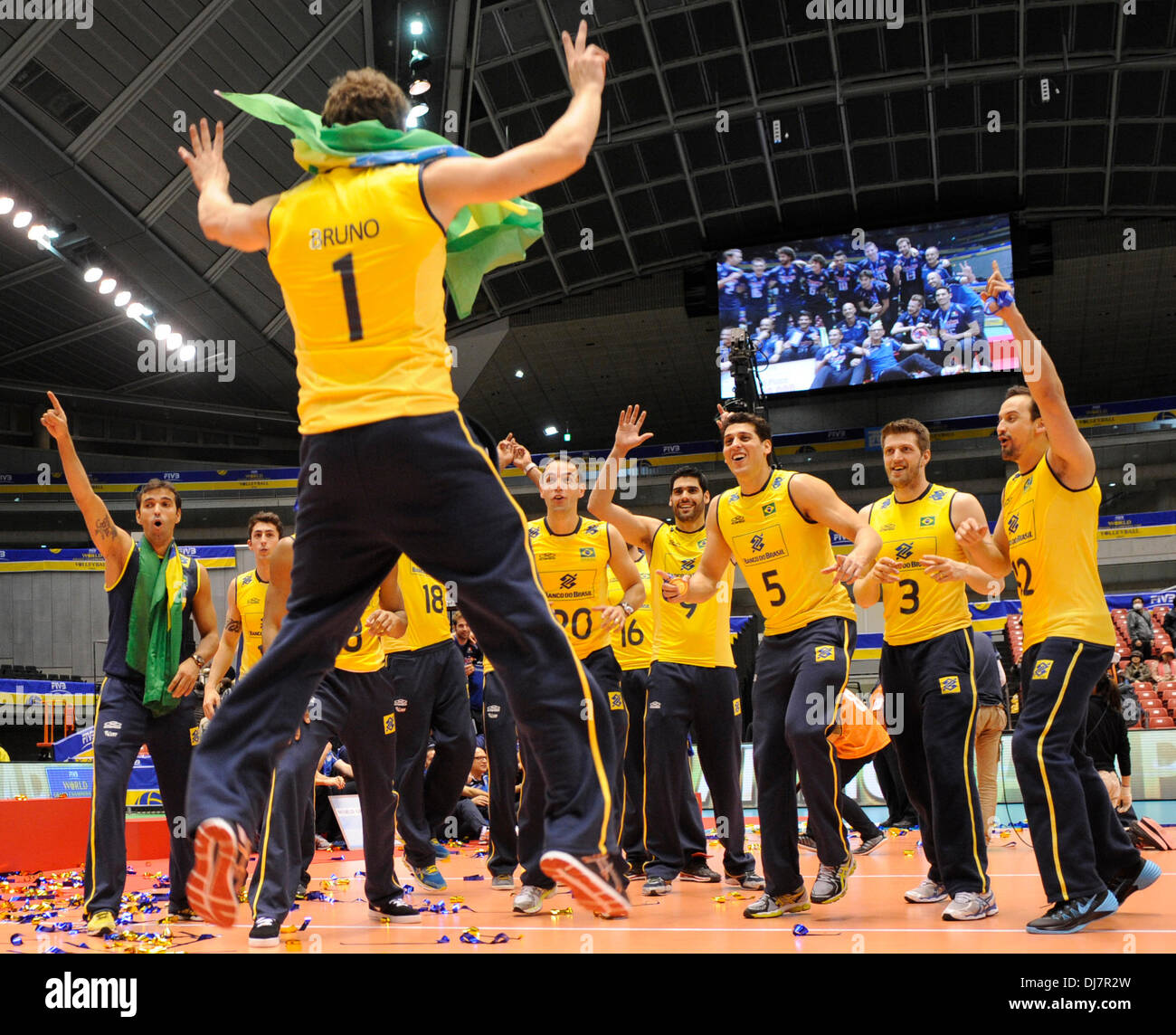 (131124) -- TOKYO, 24 novembre 2013 (Xinhua) -- Les membres de l'équipe brésilienne de célébrer leur victoire à la FIVB World Grand Champions Cup 2013 lors de la cérémonie de félicitations à Tokyo Metlopolitan Gymnasium à Tokyo, Japon, 24 novembre 2013. Le Brésil a battu l'Italie 3-2 à Tokyo Dimanche, remportant leur médaille d'or en hommes de la FIVB Grand Champions Cup. La Russie et l'Italie se sont installés pour l'argent et bronze séparément. (Xinhua/Stringer) Banque D'Images