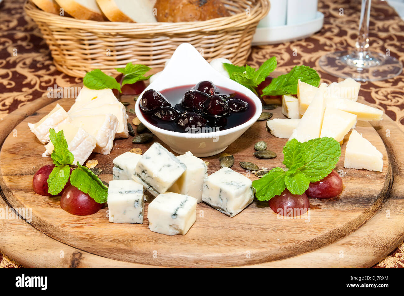 Assiette de fromage avec plusieurs variétés de fromage au restaurant Photo  Stock - Alamy