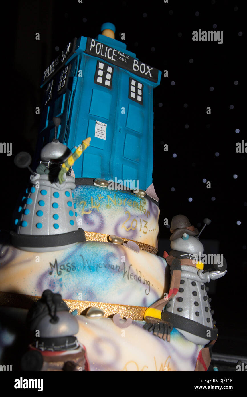 Londres Royaume Uni 24 Novembre 13 Un Gateau De Mariage A Plusieurs Niveaux Avec Les Daleks Tardis Et Concu Par Cake Designer Dawn Butler De L Dinkydoodle Designs A L Mass Whovian Medecin Qui Mariage Londres Royaume Uni 24 Novembre 13 Un Gateau De Mariage A Plusieurs Niveaux Avec Les Daleks Tardis Et Concu Par Cake Designer Dawn Butler De L Dinkydoodle Designs A L Mass Whovian Medecin Qui Mariage