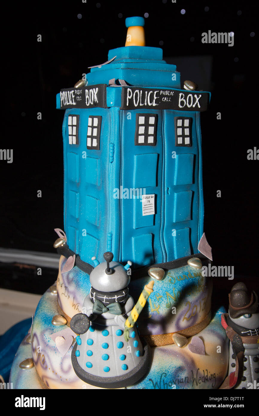Gateau De Mariage A Plusieurs Niveaux Banque D Image Et Photos Alamy