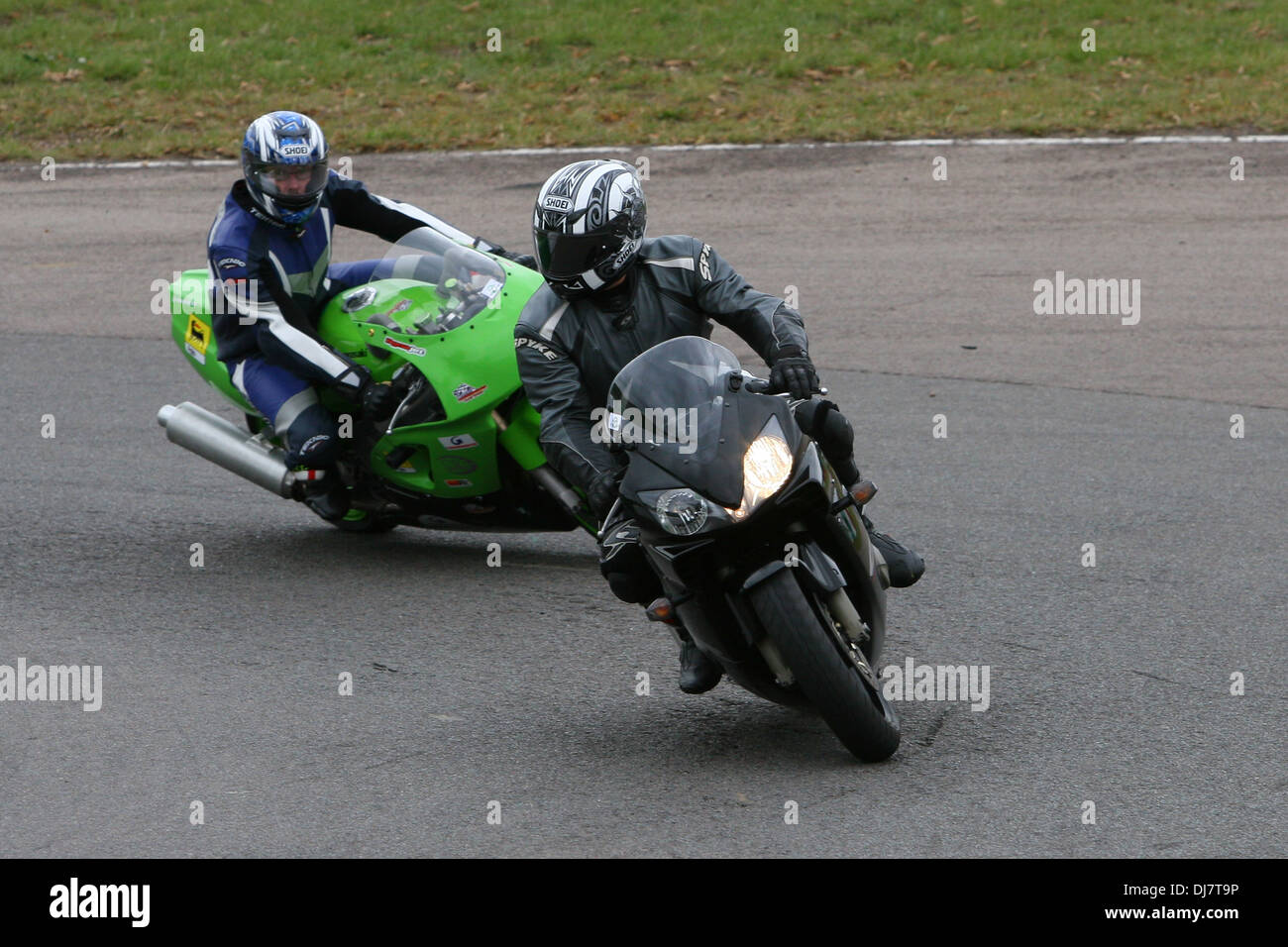 Deux motards sur une piste de course Banque D'Images