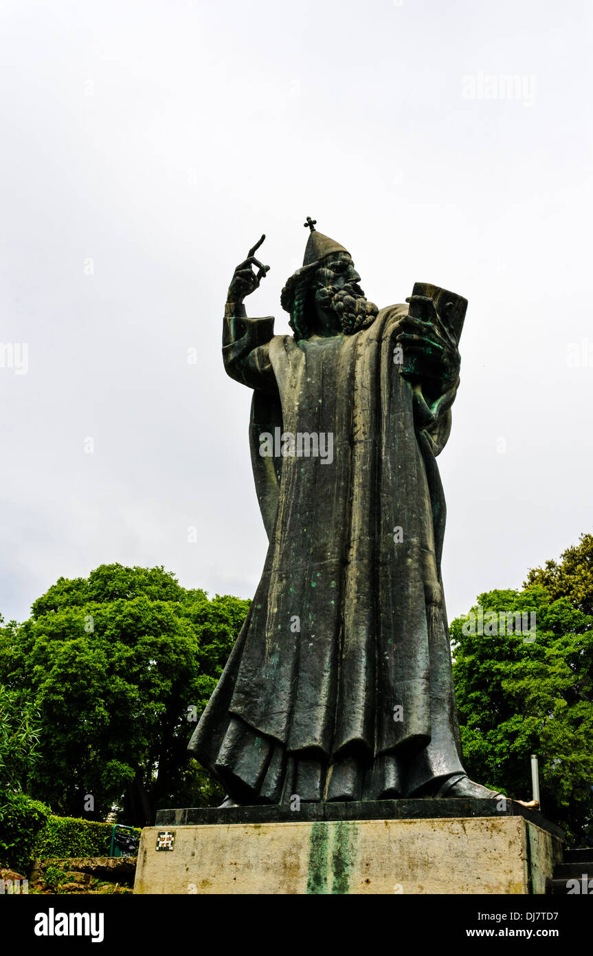 La monumentale statue de Grgur Grégoire de Nin situé dans la région de Dardin Parking à l'extérieur du Golden Gate de Dioclétien, Split Banque D'Images