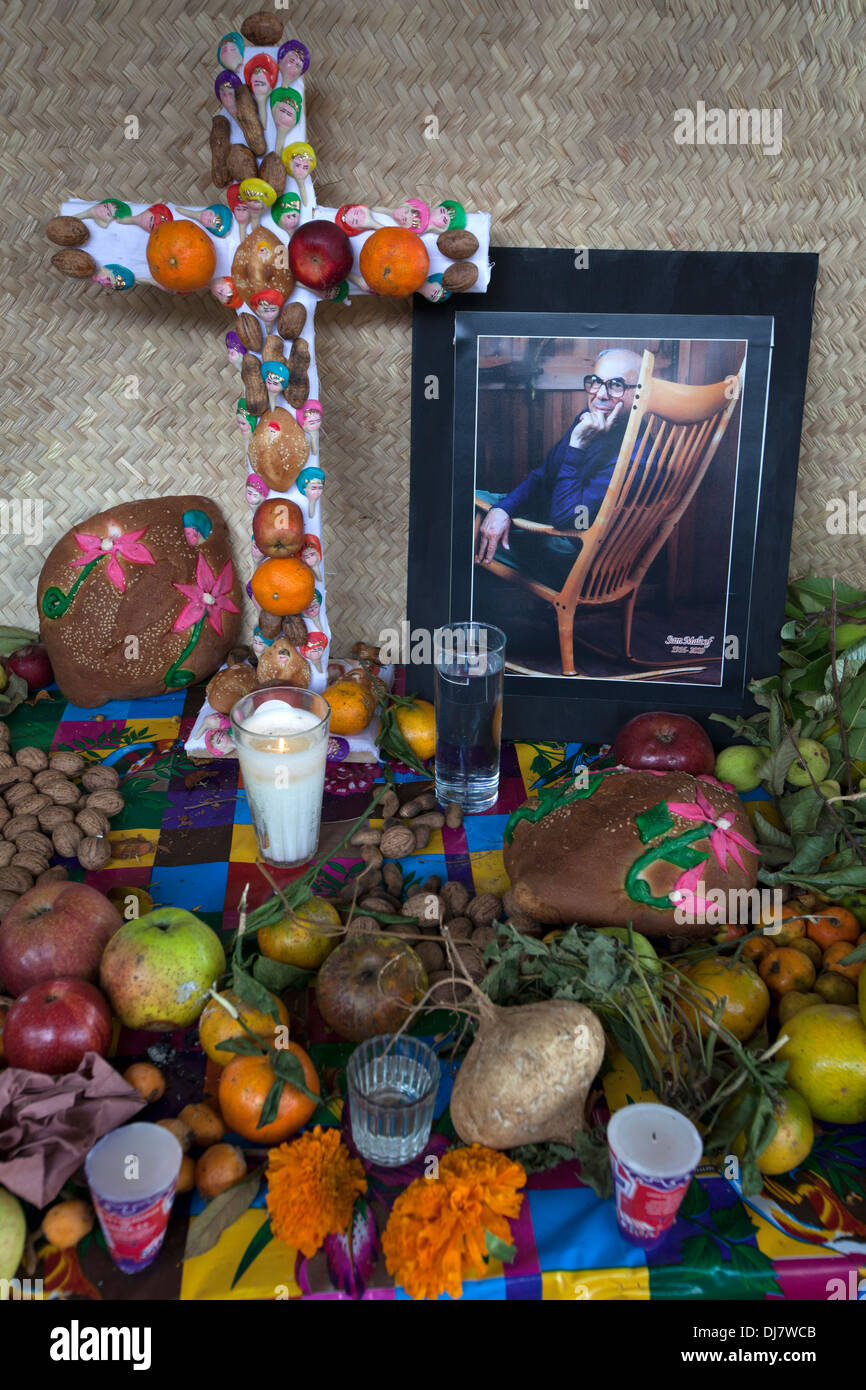 Un Jour des Morts autel dédié à la fin de l'artiste Sam Maloof est affiché dans San Martin Tilcajete, Oaxaca, Mexique Banque D'Images