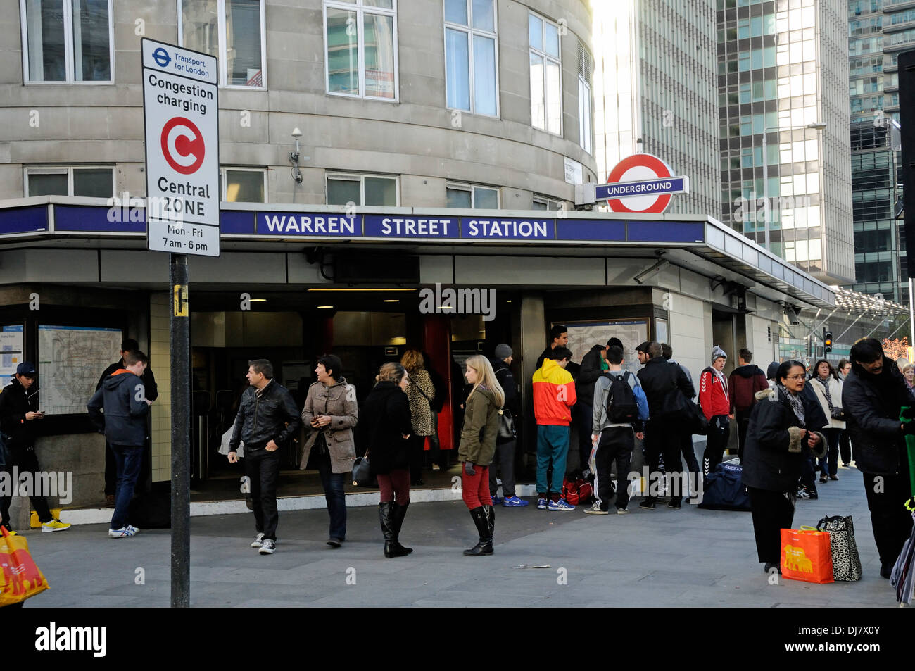 Les gens de l'extérieur Warren Street Station avec Congestion Charge signe à gauche, Central London England UK Banque D'Images