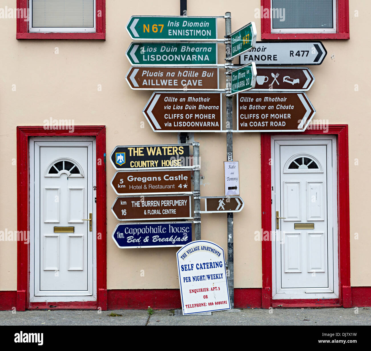 La signalisation routière et les embrasures, Ballyvaughan, Co Clare, Ireland Banque D'Images