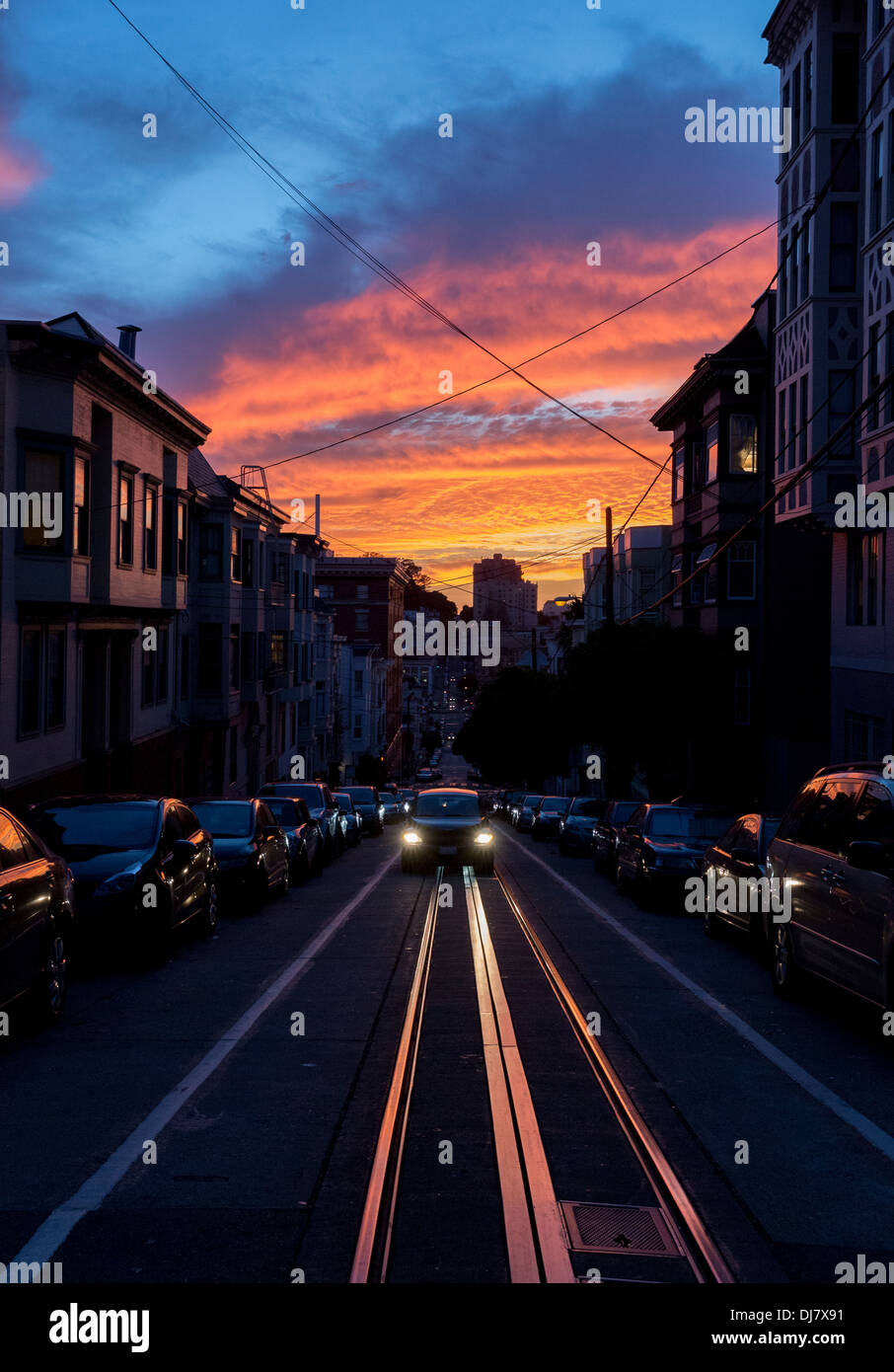Orange et bleu crépuscule dramatique ciel au-dessus de voies cable car à San Francisco. Banque D'Images