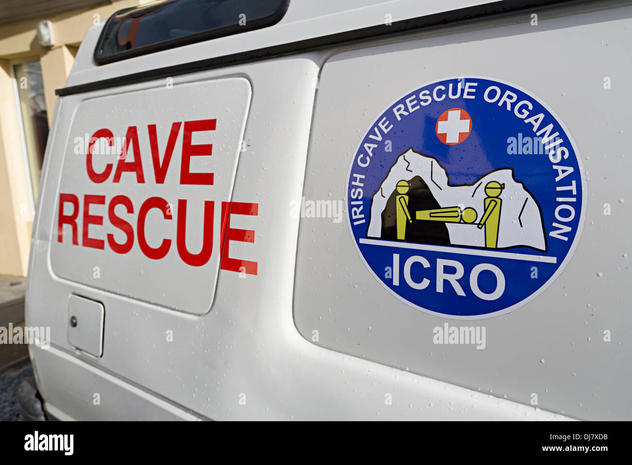 Irish Cave Rescue Organisation logo et nom sur Land Rover, comté de Clare, Irlande Banque D'Images Irish Cave Rescue Organisation logo et nom sur Land Rover, comté de Clare, Irlande Banque D'Images