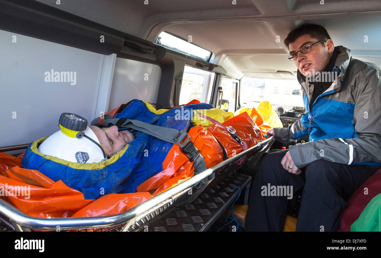 L'organisation de sauvetage en caverne irlandais intérieur démo Land Rover ambulance lors d'un affichage en Doolin dans le comté de Clare Irlande Banque D'Images