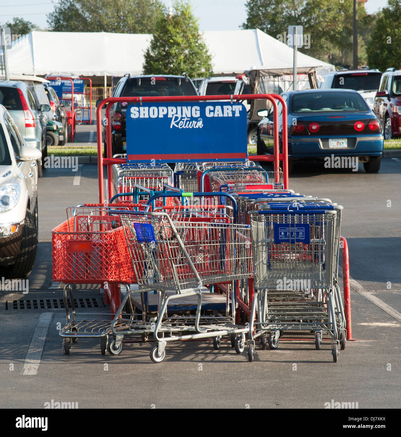 Panier repas retour dans un parking de supermarché Banque D'Images