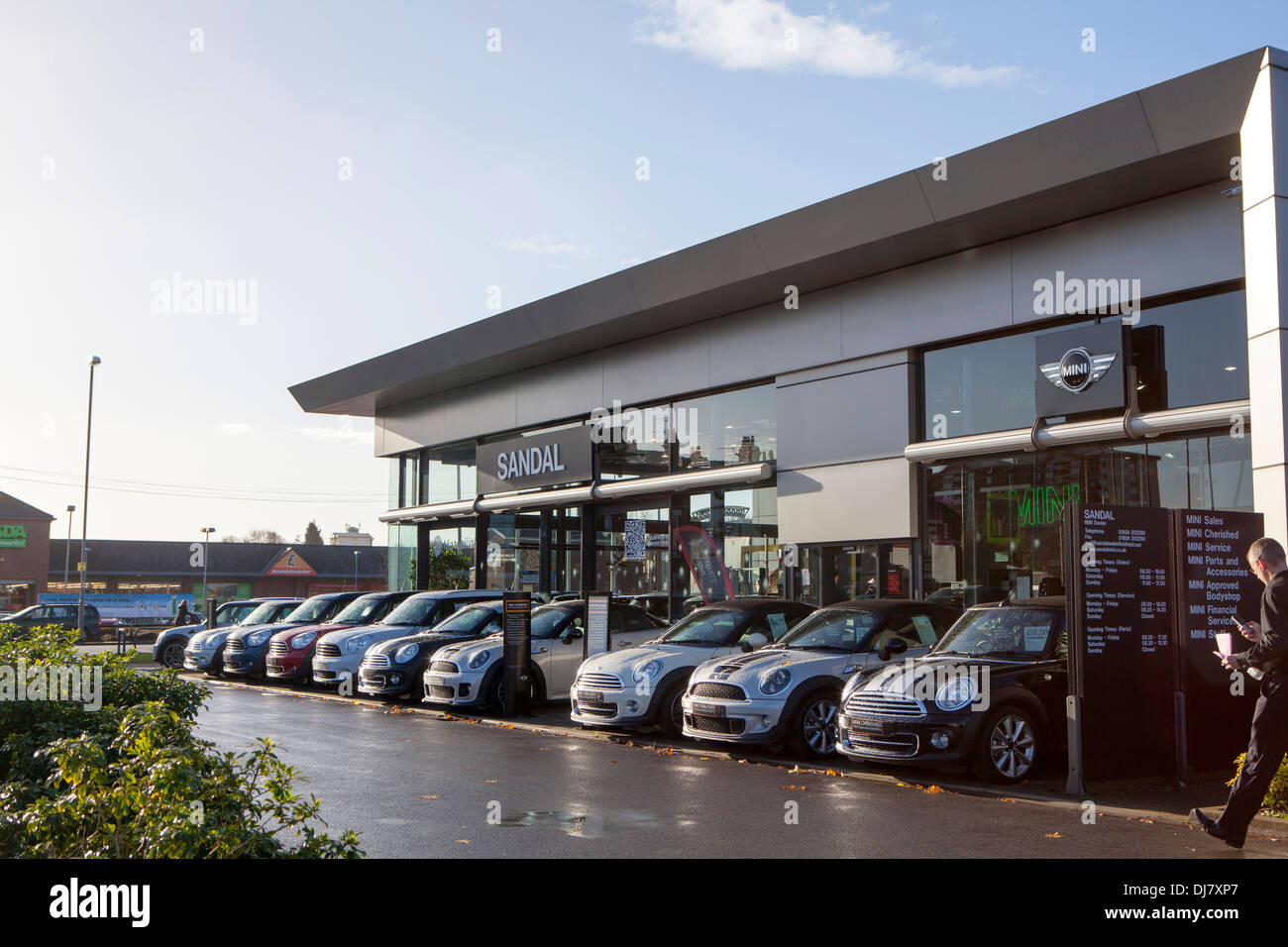 BMW MINI Sandal car showroom à Wakefield Banque D'Images