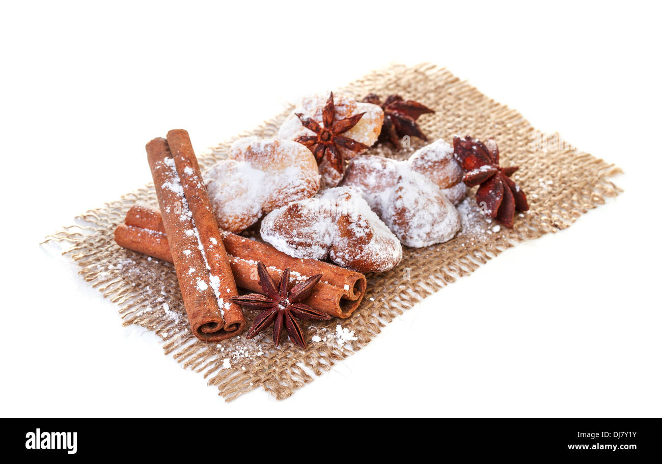 Les cookies à l'anis étoile et cannelle sur limogeage Banque D'Images