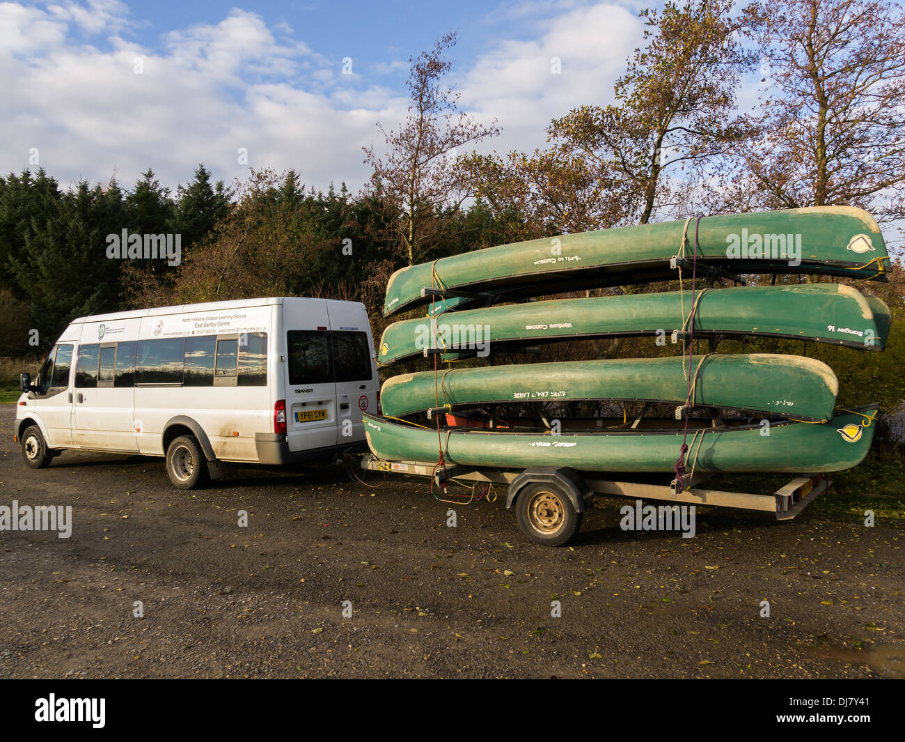 Minibus du Yorkshire du Nord Service d'apprentissage en plein air avec une remorque de canoës au barrage d'échelle Banque D'Images