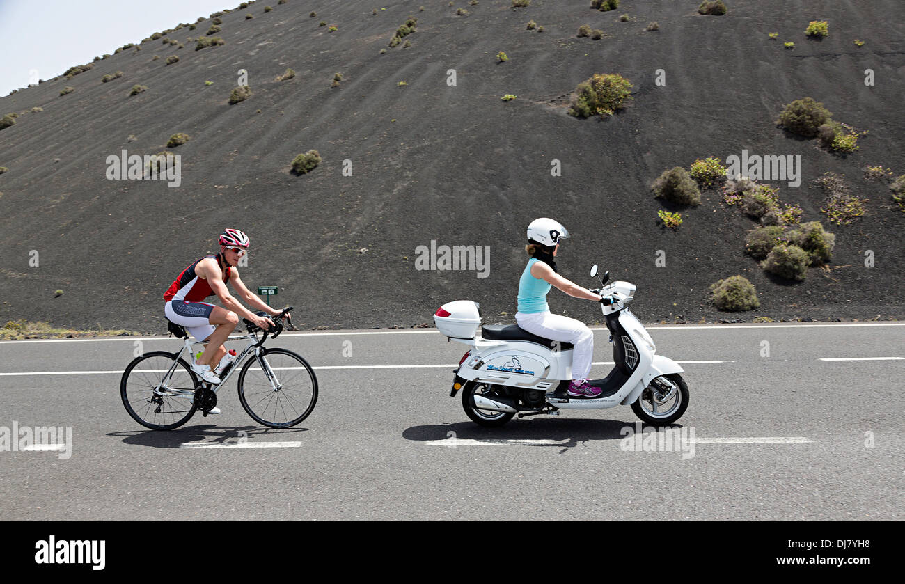 Cycle de formation après une course sur route scooter, Lanzarote, îles  Canaries, Espagne Photo Stock - Alamy