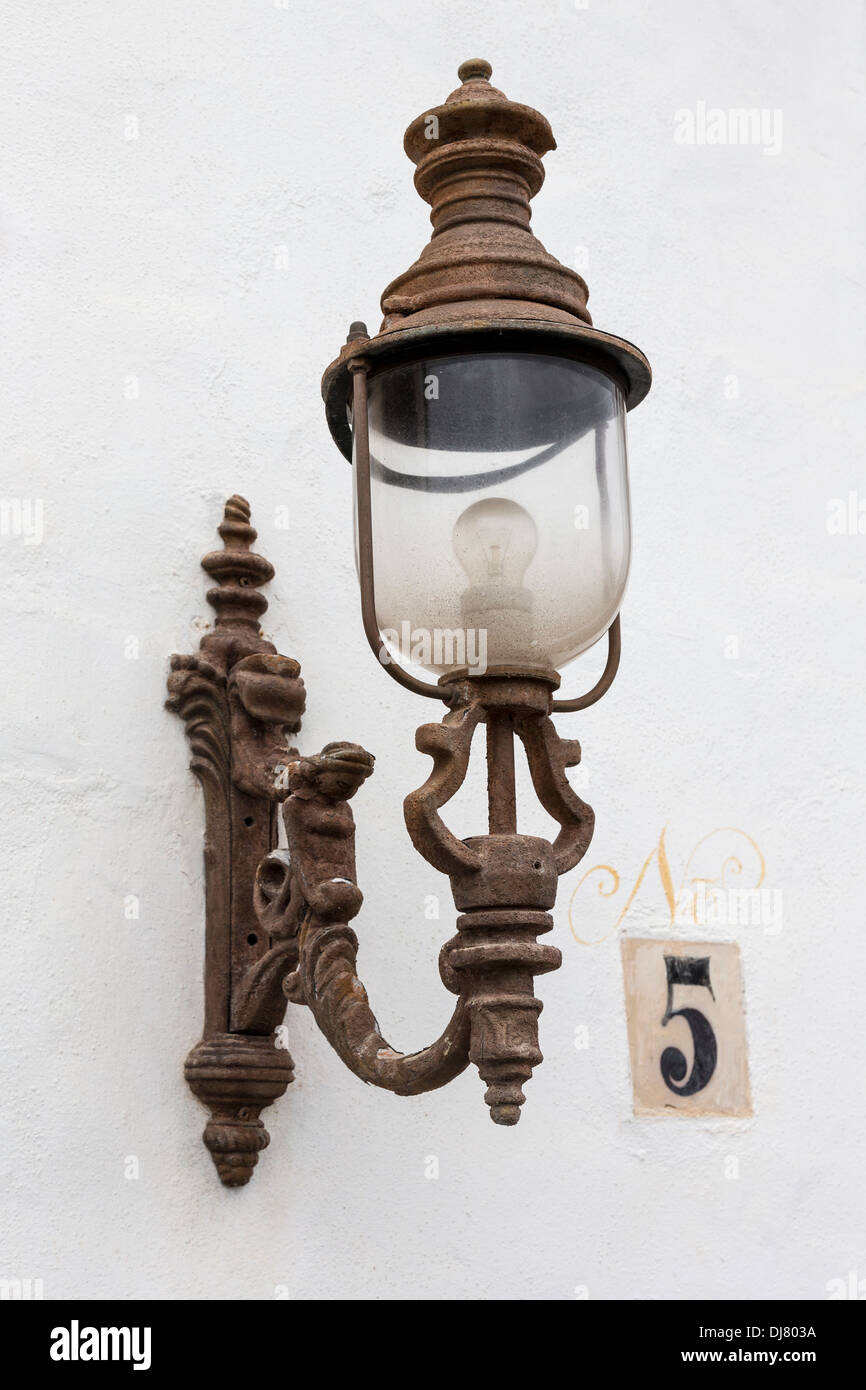 Ornement ancien de la lumière sur le support avec le numéro de maison, Teguise, Lanzarote, îles Canaries, Espagne Banque D'Images