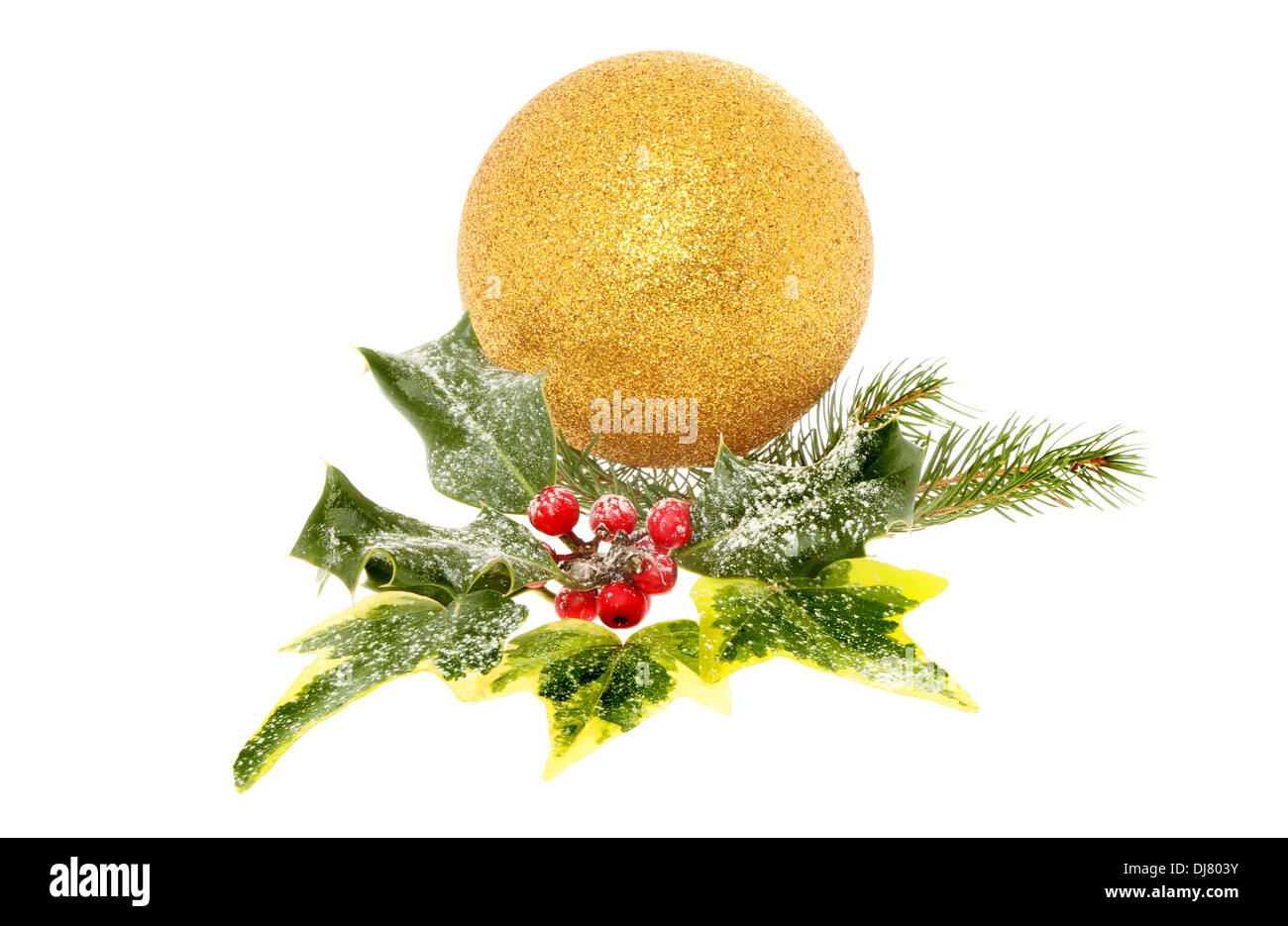 Décoration de Noël feuillage de saison et une boule d'or blanc isolé contre Banque D'Images