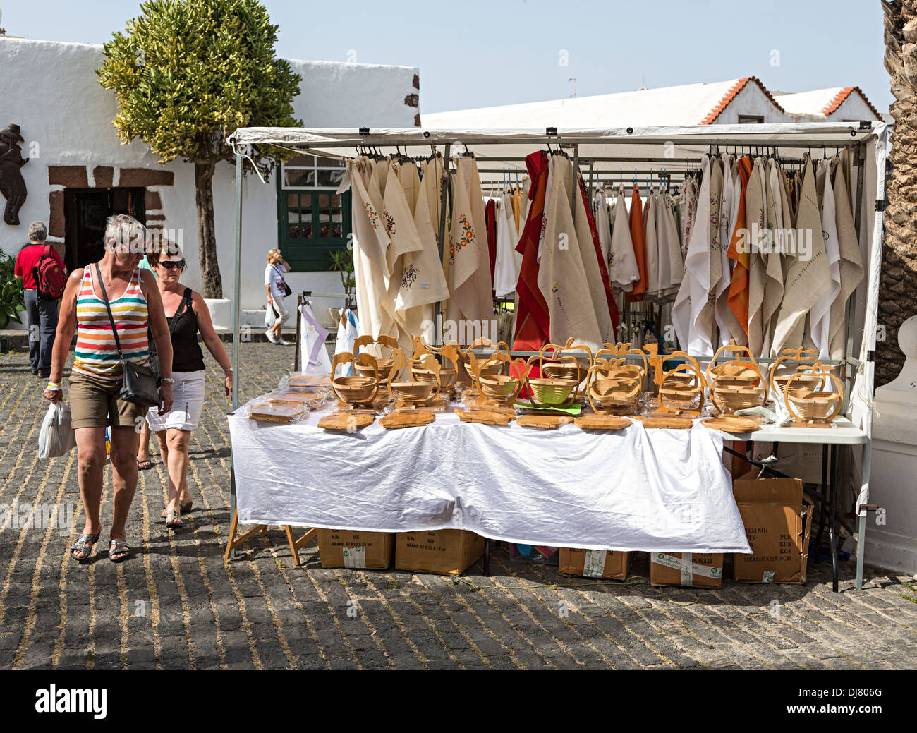 Les gens du shopping au marché le dimanche, Teguise, Lanzarote, îles Canaries, Espagne Banque D'Images