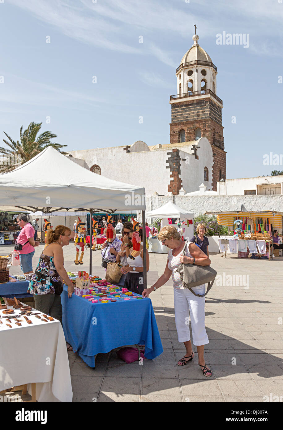 Les gens du shopping au marché le dimanche, Teguise, Lanzarote, îles Canaries, Espagne Banque D'Images