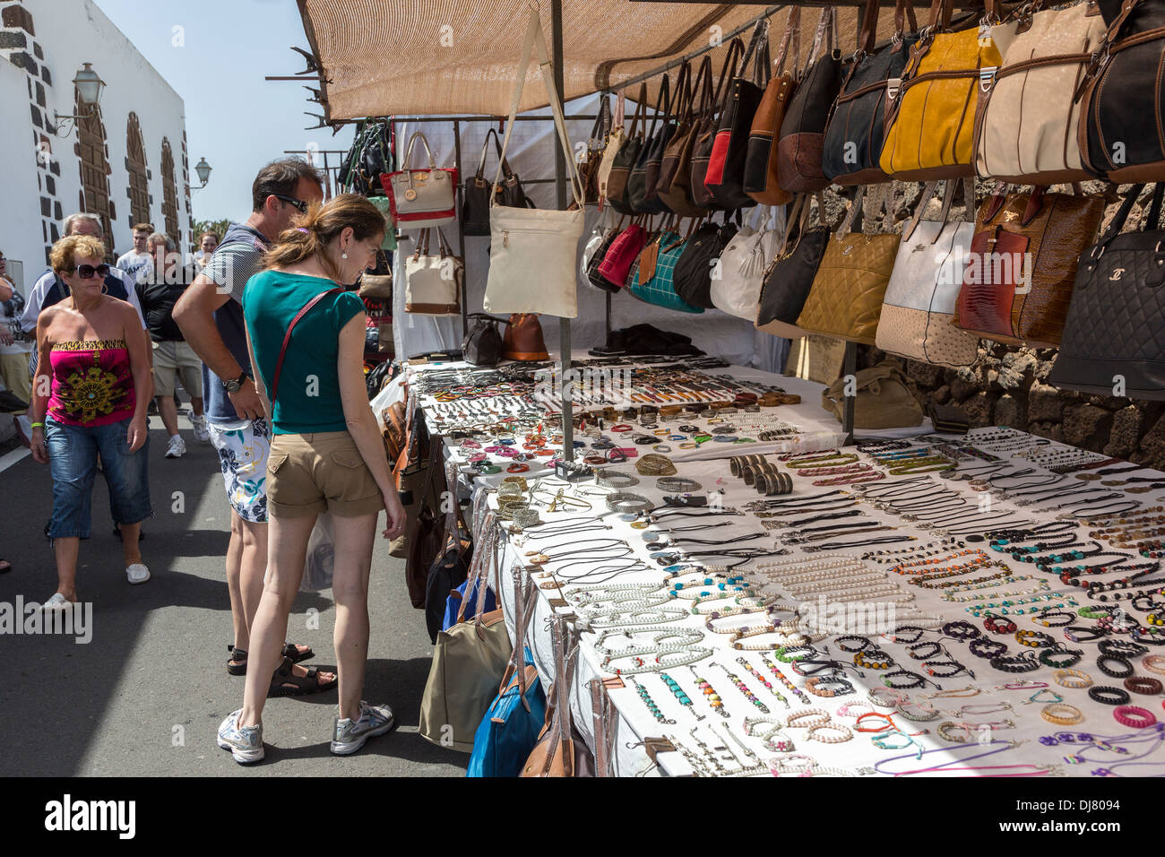 Les gens du shopping au marché le dimanche, Teguise, Lanzarote, îles Canaries, Espagne Banque D'Images