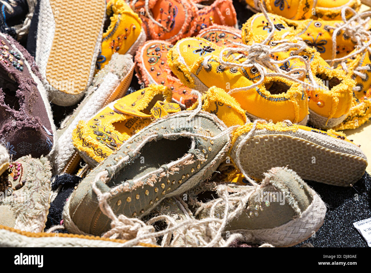 Chaussures en vente au marché du dimanche, Teguise, Lanzarote, îles Canaries, Espagne Banque D'Images