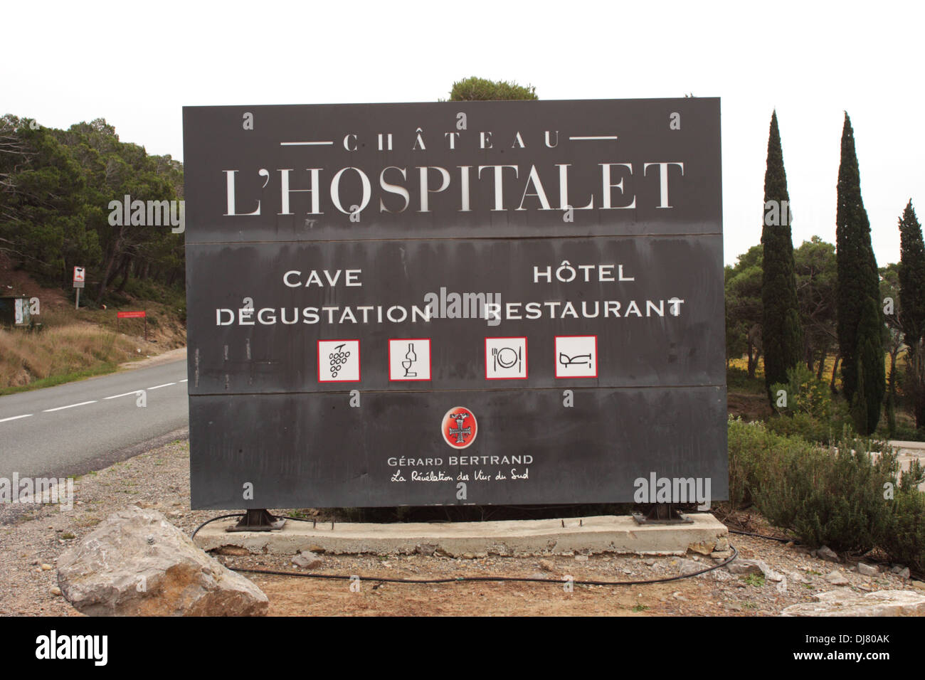 Affiche à l'extérieur de Château l'Hospitalet domaine viticole dans la région de Leucate près de Narbonne Languedoc-Roussillon France Banque D'Images