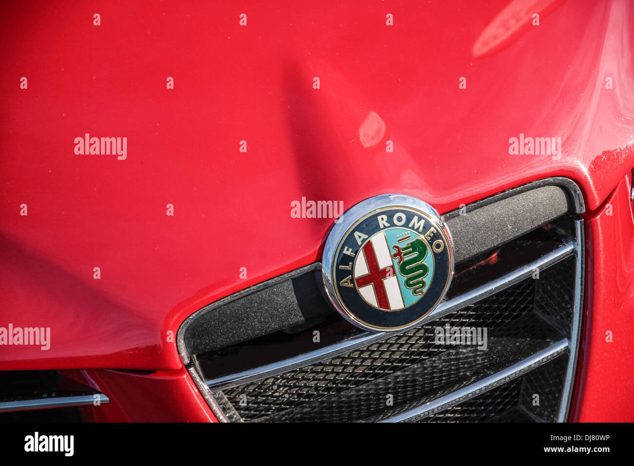 Alfa Romeo logo sur voiture sport rouge Banque D'Images