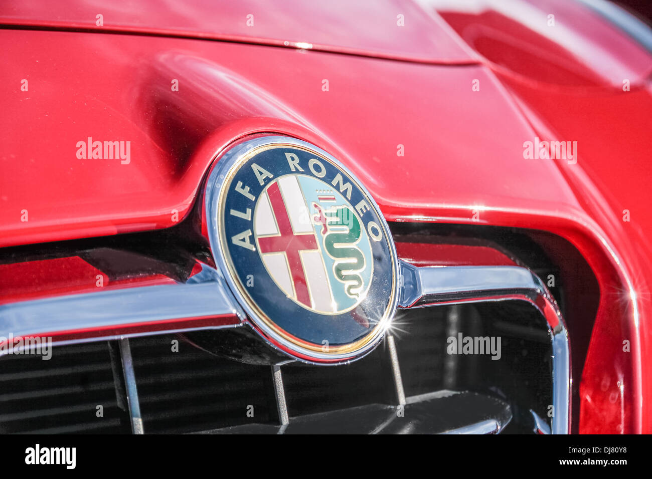 Alfa Romeo logo sur voiture sport rouge Banque D'Images