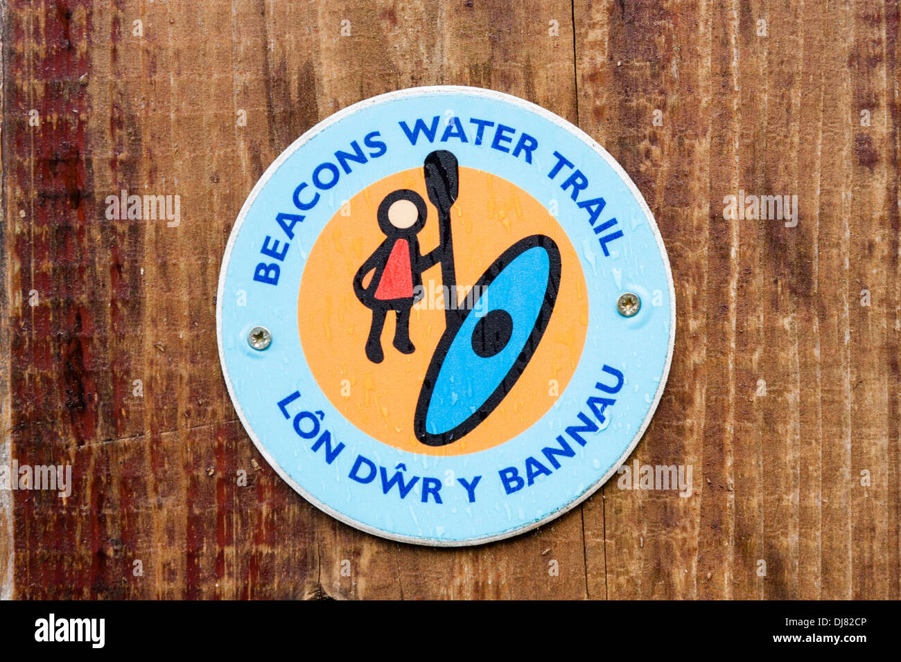 Signer pour les balises piste de l'eau en gallois et en anglais sur un poste en bois à Talybont sur l'Usk Banque D'Images