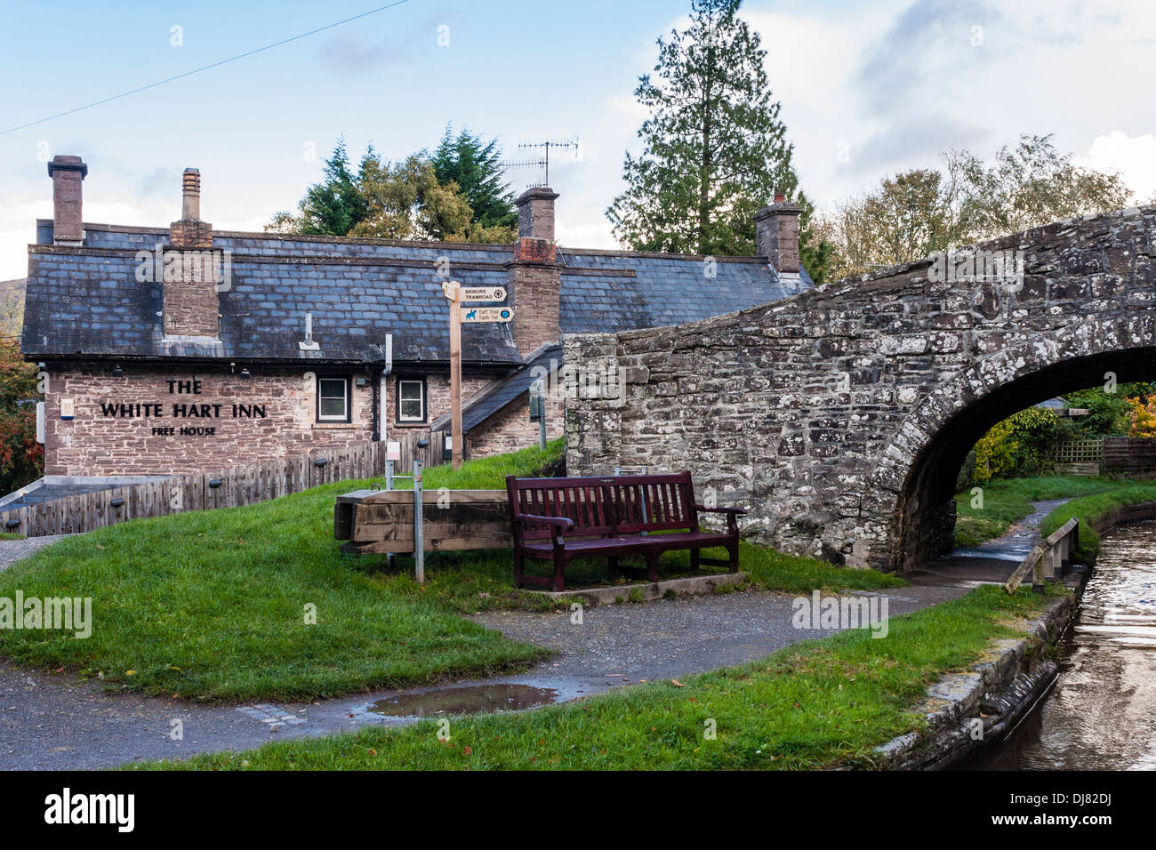 Pont sur le Monbucshire et le canal Brecon à Talybont on Usk par le White Hart Inn Banque D'Images