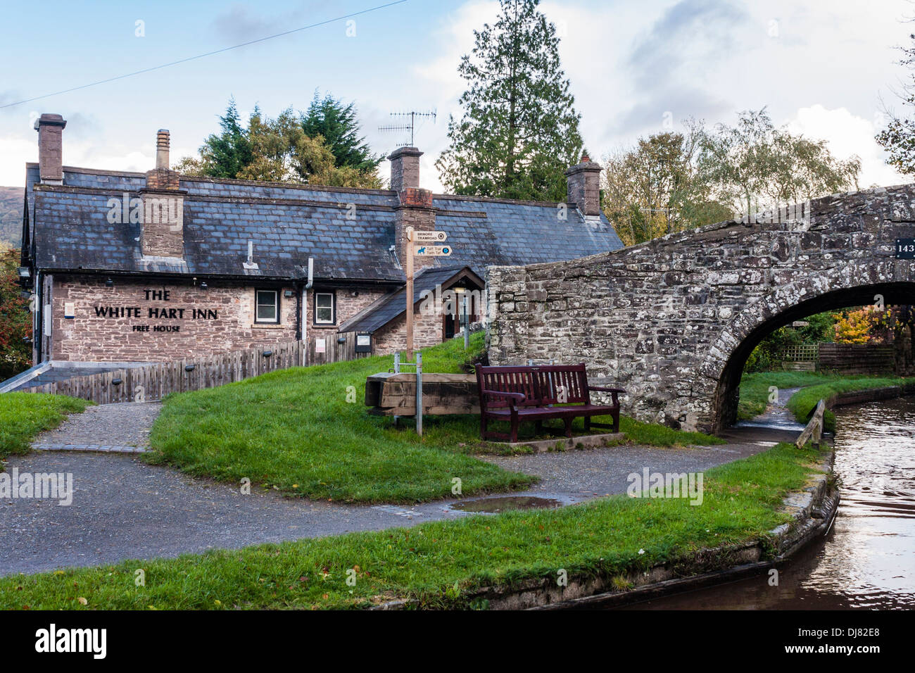 Pont sur le Canal de Monmouthshire et Brecon à Talybont sur l'Usk par the White Hart Inn. Banque D'Images