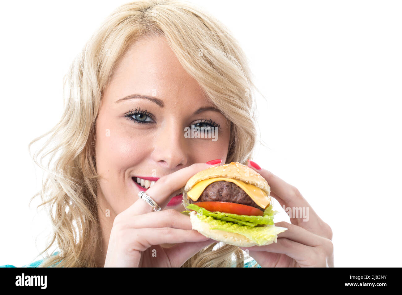 Confident Happy Young Woman Eating Positive un Cheeseburger de boeuf dans un petit pain pain à la Tomate et garnir de laitue isolé sur fond blanc Banque D'Images