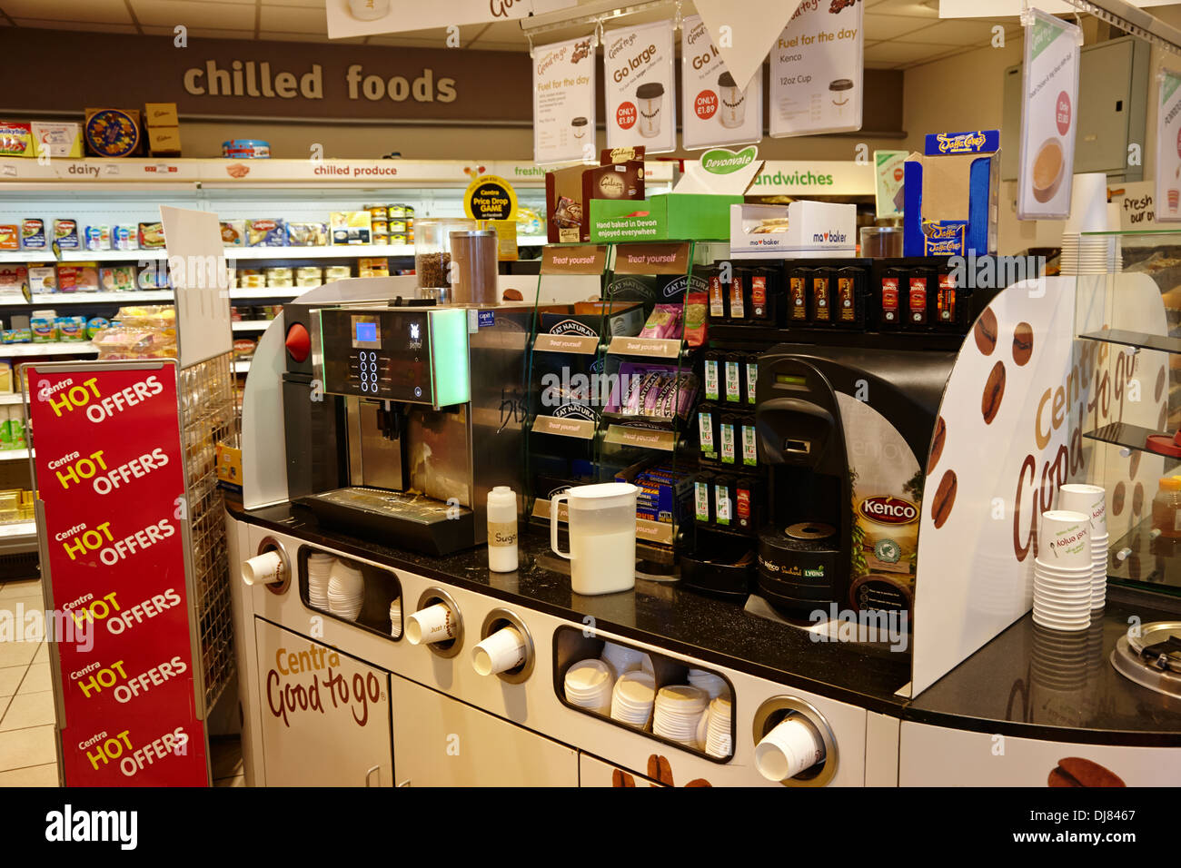 Machines à café et boissons chaudes dans une petite station-service au Royaume-Uni Banque D'Images