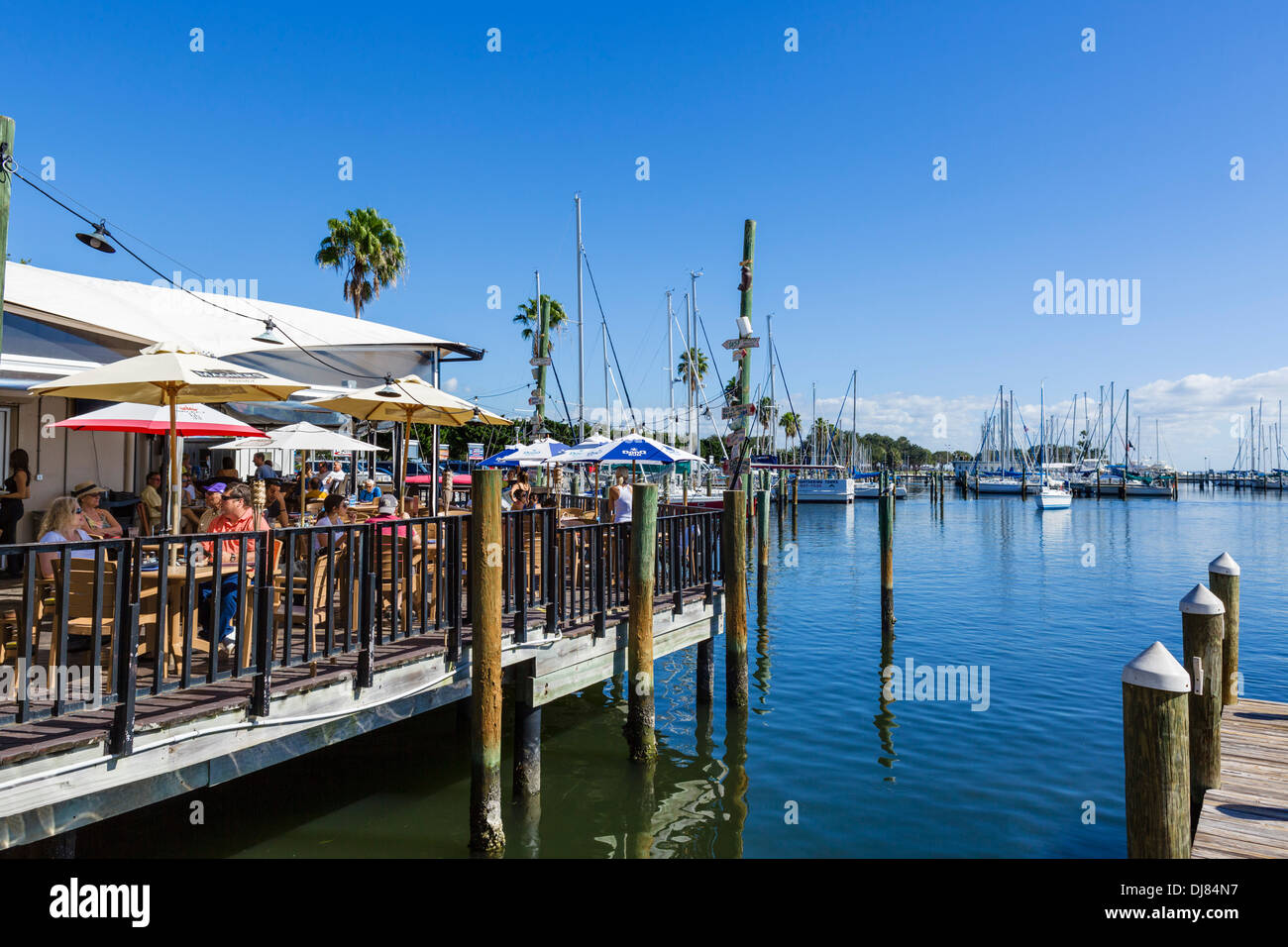Le restaurant en front de mer dans le port de plaisance, St Petersburg, Florida, USA Banque D'Images