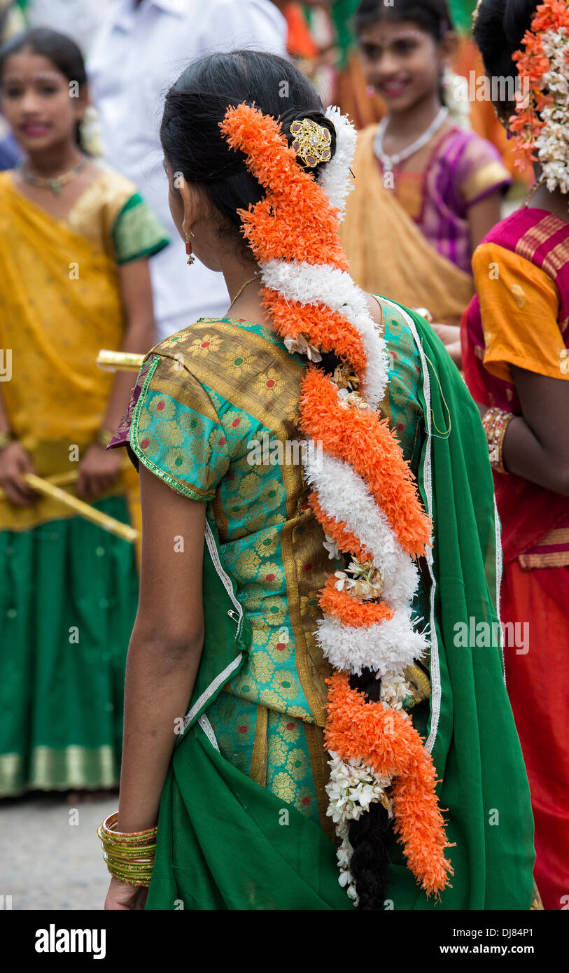 Des guirlandes de fleurs traditionnelles indiennes dans les cheveux des filles à un festival. L'Andhra Pradesh, Inde Banque D'Images