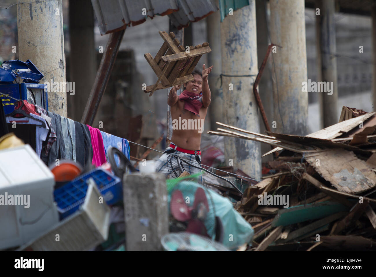 La ville de Tacloban, Philippines. 21 nov., 2013. Les résidents de Tacloban City sont laissés tenter de sauver tout ce qu'ils peuvent à la suite de Typhon Haiyan/Yolanda. Beaucoup sont la reconstruction s'ils peuvent fournir un abri temporaire pour leurs familles.Tout retrait de l'immense quantité de débris est une énorme tâche. Credit : gallerie2/Alamy Live News Banque D'Images