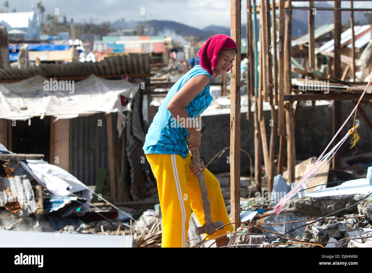 La ville de Tacloban, Philippines. 21 nov., 2013. Les résidents de Tacloban City sont laissés tenter de sauver tout ce qu'ils peuvent à la suite de Typhon Haiyan/Yolanda. Beaucoup sont la reconstruction si elles le peuvent, la fourniture d'abris provisoires pour leurs familles.Tout retrait de l'immense quantité de débris est une énorme tâche. Credit : gallerie2/Alamy Live News Banque D'Images