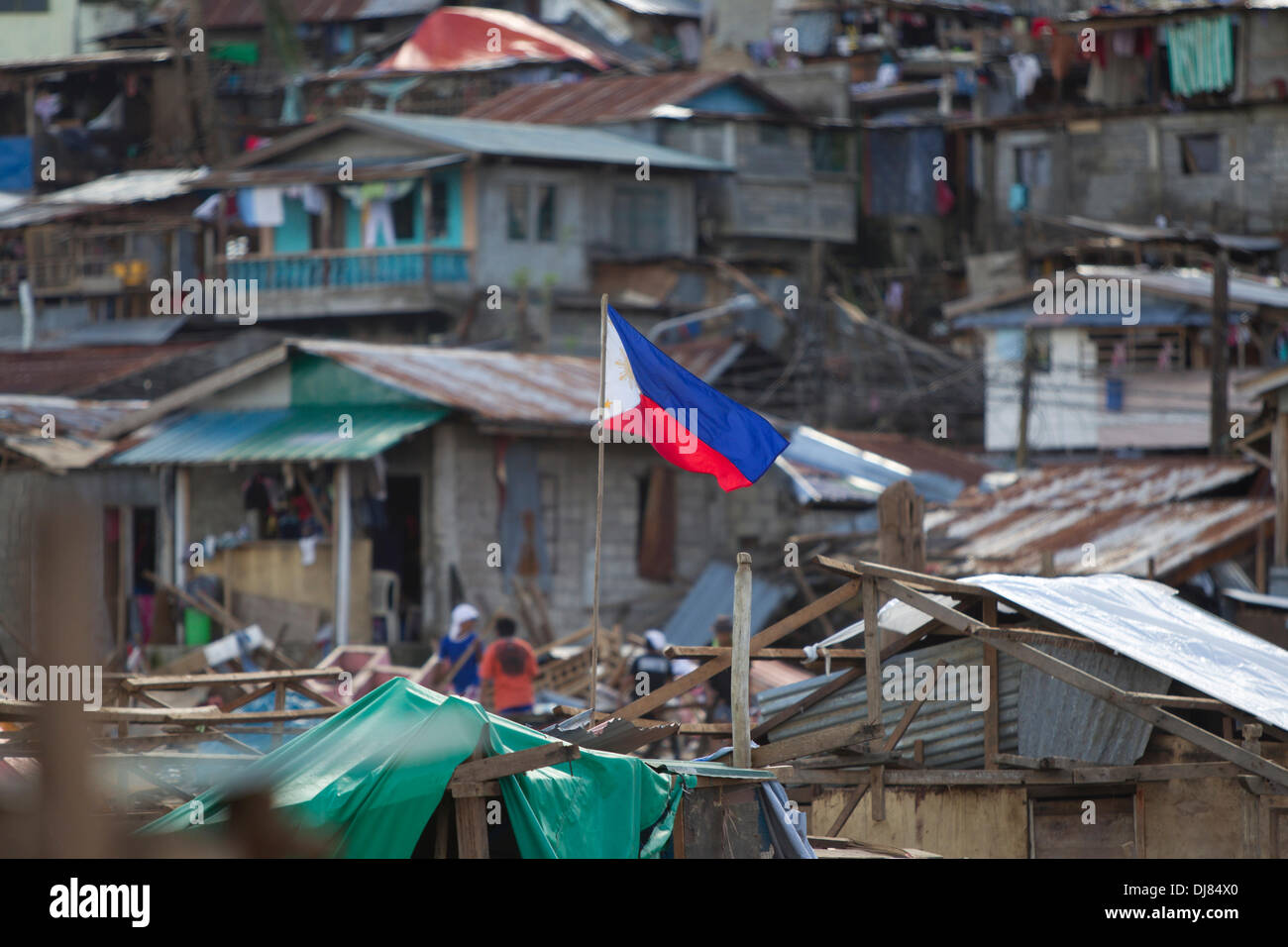 La ville de Tacloban, Philippines. 21 nov., 2013. Les résidents de Tacloban City sont laissés tenter de sauver tout ce qu'ils peuvent à la suite de Typhon Haiyan/Yolanda. Beaucoup sont la reconstruction s'ils peuvent fournir un abri temporaire pour leurs familles.Tout retrait de l'immense quantité de débris est une énorme tâche. Ici un drapeau philippin symbolise la force et l'esprit de la communauté locale. Credit : gallerie2/Alamy Live News Banque D'Images