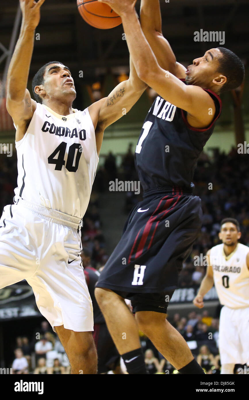 Boulder, CO, USA. 24 nov., 2013. 24 novembre 2013 : Colorado's Josh Scott batailles pour un rebond avec la Harvard's Siyani chambres dans la première moitié à la Coors Event Center à Boulder. Credit : csm/Alamy Live News Banque D'Images