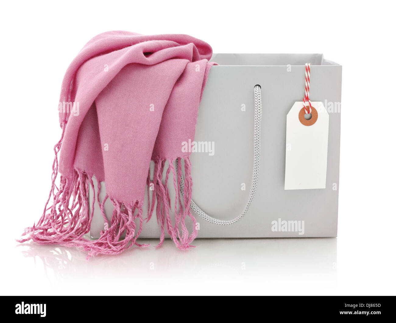 Écharpe rose en panier avec tag isolé sur fond blanc Banque D'Images