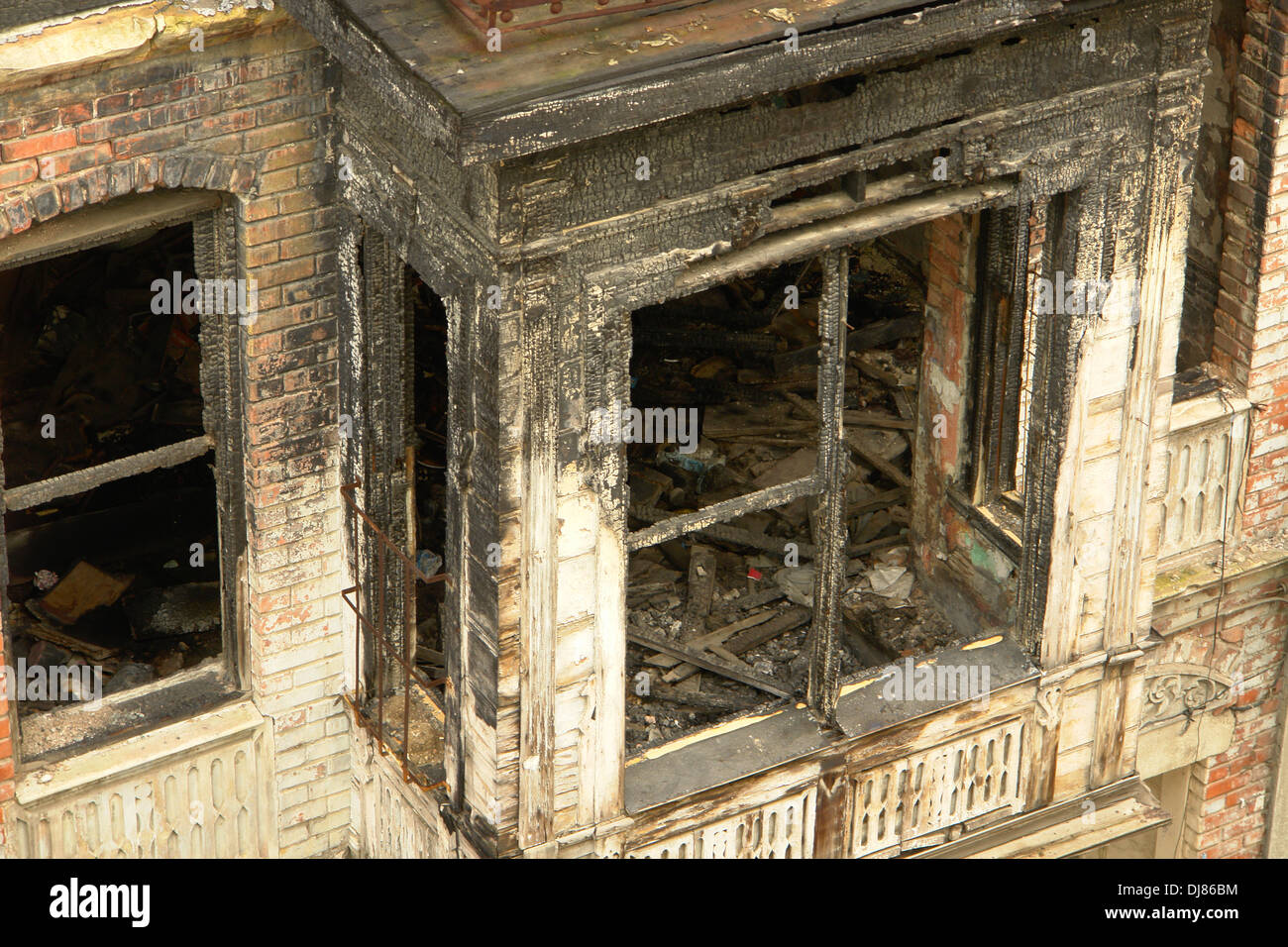 Vieille maison de bois brûlé abandonnés Banque D'Images