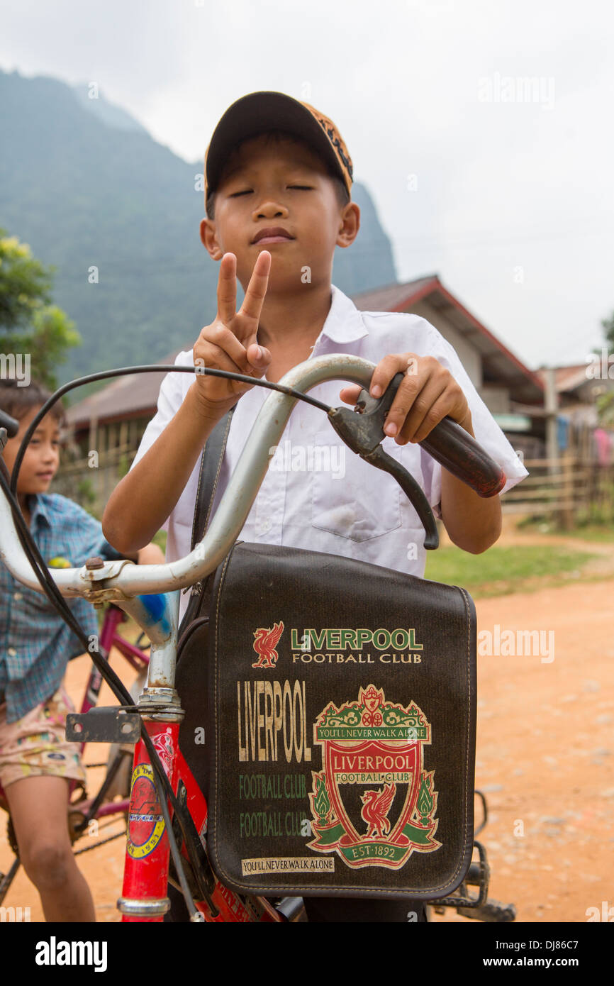 Les enfants revenant de l'école, Vang Vieng, Laos Banque D'Images