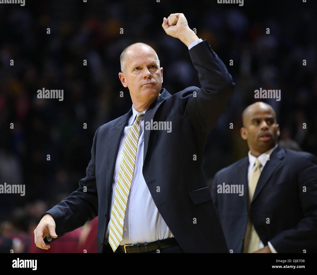 Boulder, CO, USA. 24 nov., 2013. 24 novembre 2013 : l'entraîneur-chef Colorado Tad Boyle donne un coup de poing à la foule après la victoire de son équipe à l'Harvard Coors Event Center à Boulder. Credit : csm/Alamy Live News Banque D'Images