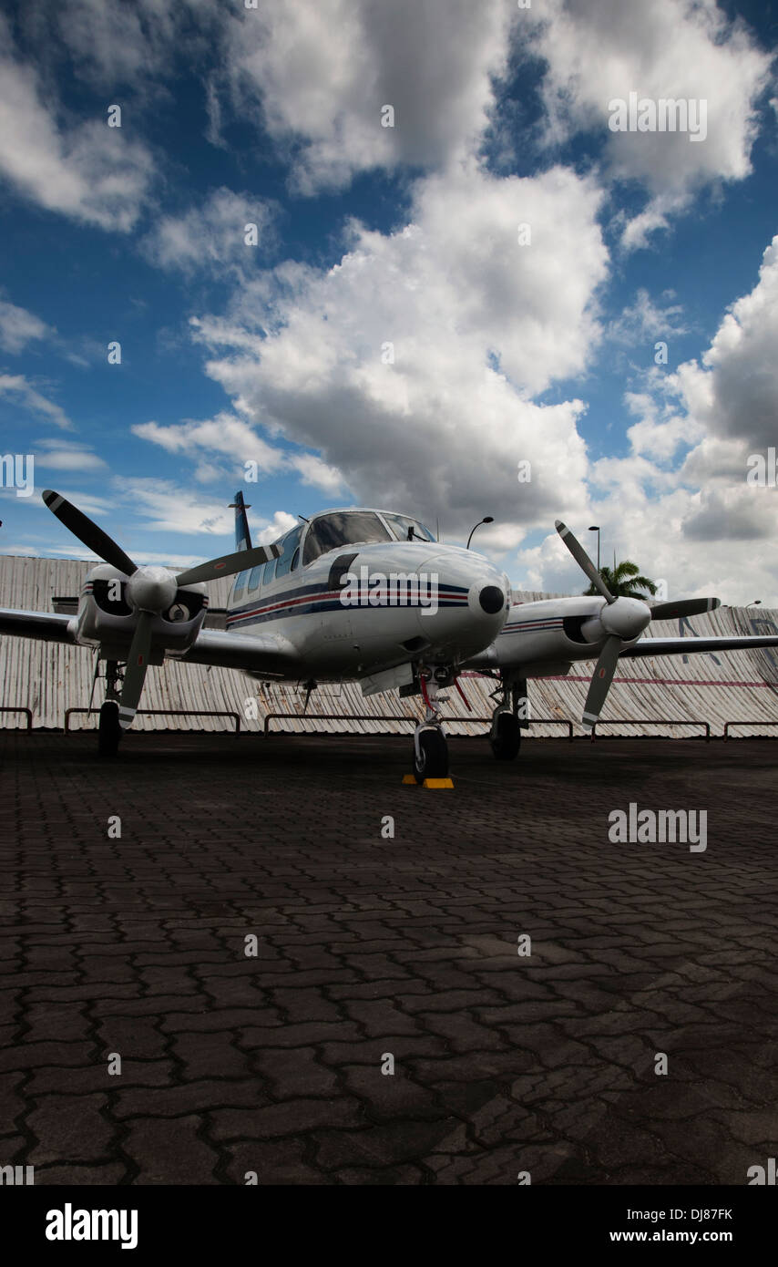Avion à l'aéroport au cours d'après-midi Banque D'Images