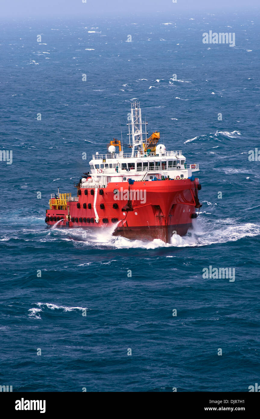Bateau offshore en cours à la plate-forme pendant la mousson seasoon Banque D'Images