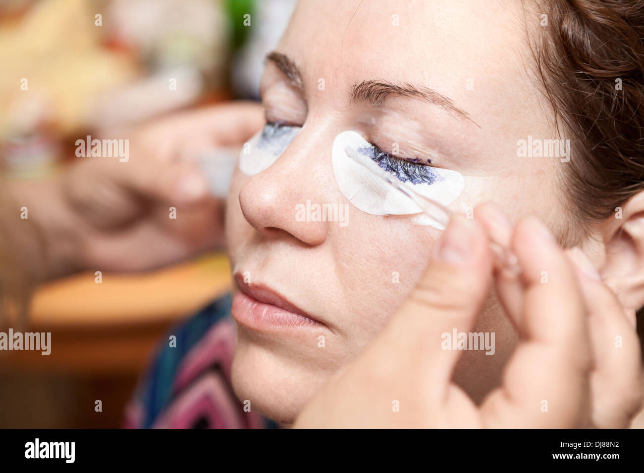 La teinture des cils des femmes avec du maquillage permanent Banque D'Images