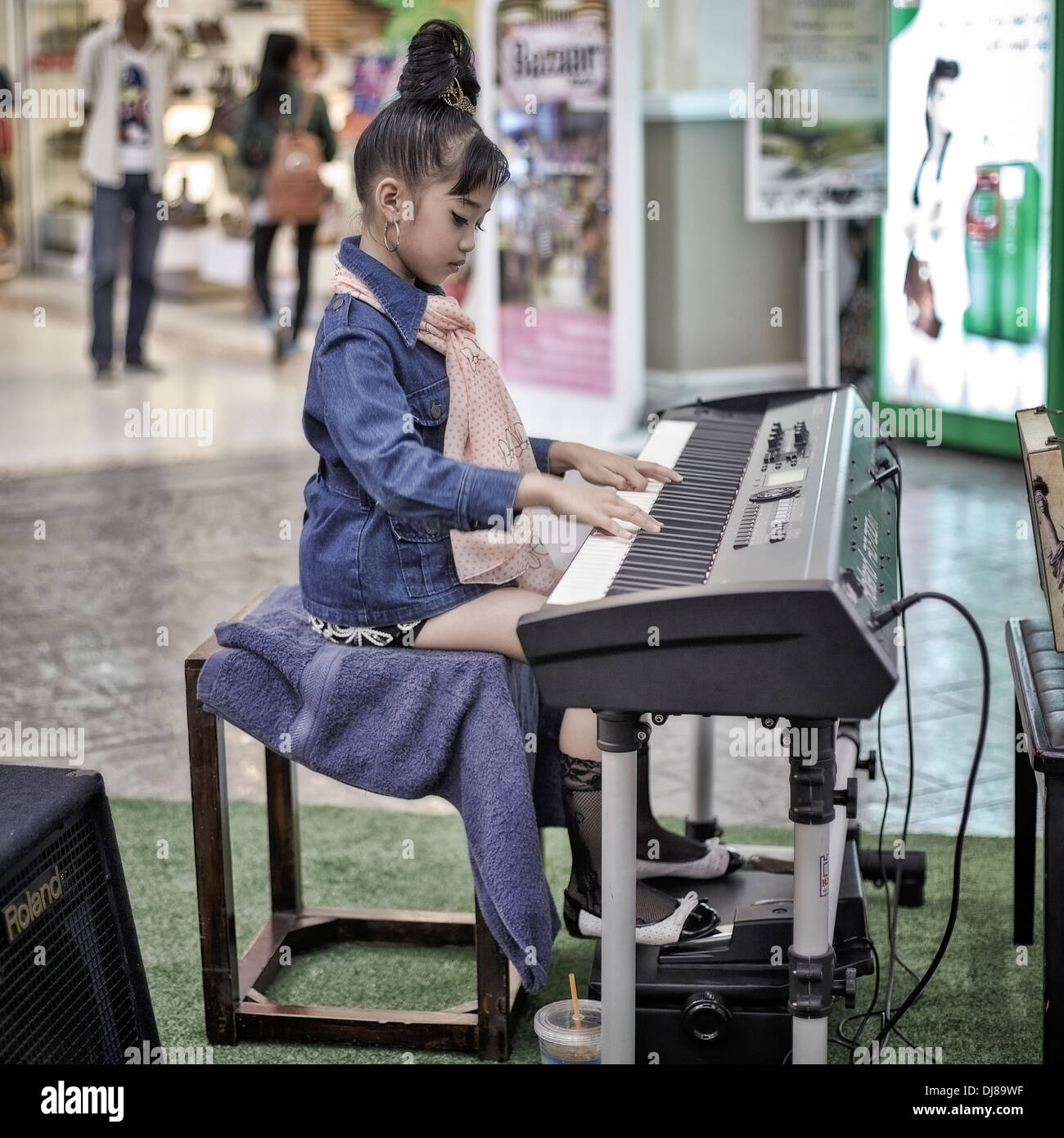 Enfant de 7 ans en Thaïlande jouant au piano électrique dans un centre  commercial. Thaïlande S. E. Asie Photo Stock - Alamy